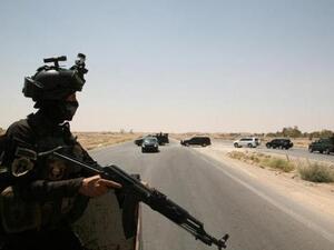 A member of the Iraqi army patrolling the Ramadi highway in 2014. (AFP/File)