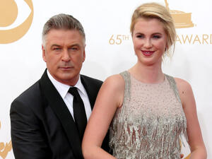 إيرلاند بالدوين برفقة والدها النجم العالمي أليك بالدوين