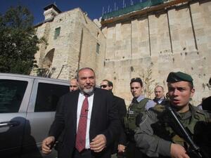 Israeli Defense Minister Avigdor Liberman (left). [AFP]