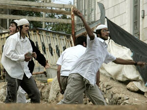 يهود متطرفون يعتدون على عائلات فلسطينية في الضفة الغربية