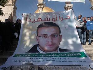 Palestinians take part in a demonstration demanding the release of Palestinian journalist Mohammed Al Qiq  from Israeli jails, in front of al-Quds Dome of the Rock mosque at the al-Aqsa mosque on January 22, 2016. (AFP/File)