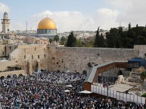 Jewish worshippers perform the annual Cohanim prayer during Sukkot holiday, or the feast of the Tabernacles, at the Western Wall in the old city of Jerusalem on October 19, 2016. (AFP/Gil Cohen-Magen)