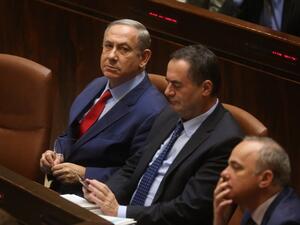 Israeli Prime Minister Benjamin Netanyahu (L) sits next to Minister of Transport Yisrael Katz during the opening of the winter session at the Israeli parliament in Jerusalem on October 31, 2016. (AFP/Menahem Kahana)