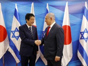 Israeli Prime Minister Benjamin Netanyahu (R) and his Japanese counterpart Shinzo Abe pose for a photo op at the prime minister's office in Jerusalem on May 2, 2018. (Abir Sultan / AFP)