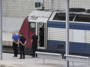 Israelis at a Tel Aviv train station stop and stand for a minute of silence to remember the Jewish victims of the Holocaust, April 24 2017. (AFP/Jack Guez)