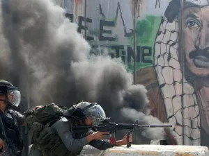 Israeli soldiers attack Palestinian protestors at a checkpoint outside occupied Jerusalem (AFP)