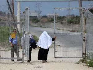 Palestinians pass through the Erez crossing near Beit Hanun in the northern Gaza Strip on August 27, 2018. (AFP/File)