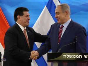 Israeli Prime Minister Benjamin Netanyahu (R) shakes hands with Paraguayan President Horacio Cartes. (AFP/ File Photo)
