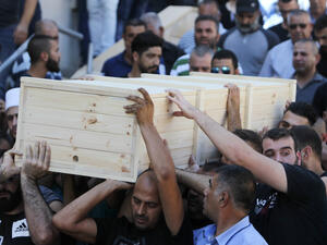 Mourners carry the coffin of Ha'il Satawi, an Israeli policeman from the Arab-Druze minority. (AFP) 