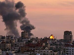 Smoke billows from a Palestinian Islamic Jihad position near Gaza City after Israeli aircraft bombed it. (Mahmud Hams/ AFP)