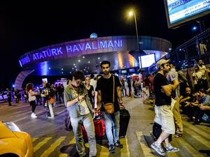 Passengers leave Ataturk airport in Istanbul on June 28, 2016 after three suicide bombers attacked. (AFP/Ozan Cose)