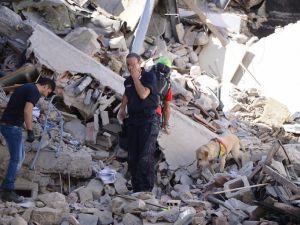Rescuers and firemen inspect the rubble of buildings in Amatrice on August 24, 2016 after a powerful earthquake rocked central Italy. (AFP/Filippo Monteforte)