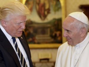 Pope Francis (R) exchanges gifts with US President Donald Trump during a private audience at the Vatican on May 24, 2017 (AFP/Alessandra Tarantino)