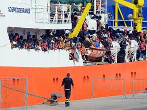Would be immigrants wait to disembark in the port of Catania, on the island of Sicily on March 21, 2017 from the ship "Aquarius" following a rescue operation in the Mediterranean sea, where some 946 would be immigrants have been rescued. (AFP/Giovanni Isolino)