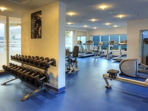 يمكن للضيوف الإستمتاع بالمسبح الموجود على السطح مع اطلالة مميزة على البحر.