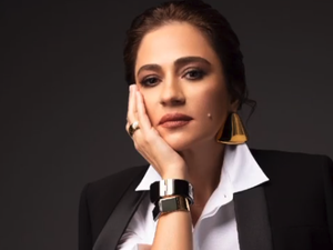 جوليا بطرس بفستان ناعم ومبهر باللون الأخضر الزمردي

