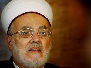 Sheikh Ekrima Sabri is banned by the Israeli authorities from travel for one month (AFP/File Photo)