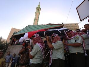 Jordanian soldiers carry the coffin of their comrade Belal Al-Zuhbi during his funeral near Jerash, on June 21, 2016, after he was killed alongside five other comrades in a suicide bomb attack on the border with Syria. (AFP/Stringer)