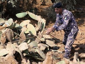 A member of Jordanian rescue team searches for missing persons following flash floods in the city of Madaba near the capital Amman on November 10, 2018. (KHALIL MAZRAAWI / AFP)
