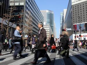 People cross an intersection in Tokyo (AFP/File Photo)	