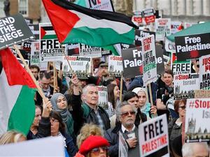 Protesters rally in support of the Palestinians in the Gaza Strip, in central London  (AFP/File Photo)