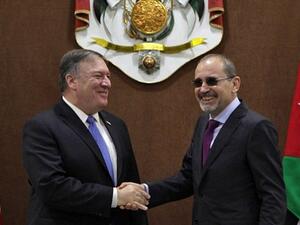 US Secretary of State Mike Pompeo (L) shakes hands with Jordan Foreign Minister Ayman Safadi in Amman on April 30, 2018. (AFP PHOTO / STRINGER)