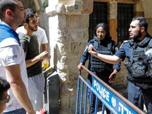 Members of the Israeli security forces close down a street in the Old City of Jerusalem on July 27, 2018. (Ahmad GHARABLI / AFP)