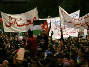 Unionists pressured by crowd to resume protests. (AFP/ Khalil MAZRAAWI)