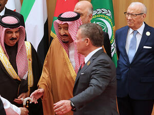 Jordan's King Abdullah II (2-R) speaks to Saudi Arabia's King Salman bin Abdulaziz al-Saud (2-L) as Tunisian President Beji Caid Essebsi (R) stands behind them during the Arab League summit in the Jordanian Dead Sea resort of Sweimeh on March 29, 2017. (AFP/Khalil Mazraawi)