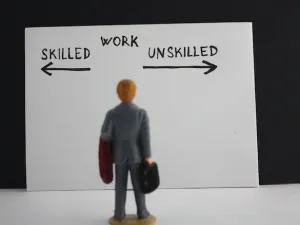 Workers who make up this percentage do not have intermediate or university degrees, the minister explained, adding that they need to be “filtered” through a mechanism that assesses the actual need for their services. (Shutterstock)