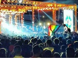 Fans of the Lebanese group Mashrou Leila show a rainbow flag at the concert in Cairo, Egypt, 22 September 2017 (AFP)