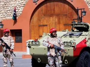 رفع المتظاهرون لافتات كتبت عليها شعارات من بينها "لا للميليشيات"