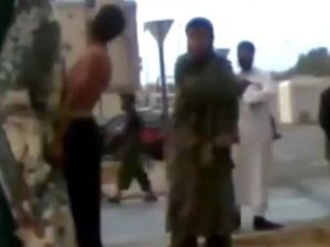 صورة ثابتة اخذت من مقطع الفيديو لواقعة جلد الشبان في شوارع سرت الليبية/أ.ف.ب