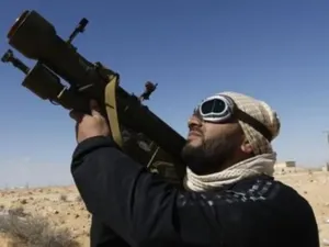 احد عناصر المقاومة المسلحة