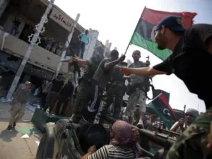 الثوار الليبيون في مقر باب العزيزية بطرابلس