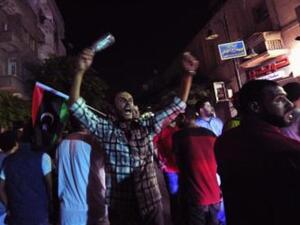 يتهم المتظاهرون الاسلاميين بالوقوف وراء اغتيالات استهدفت عشرات الضباط