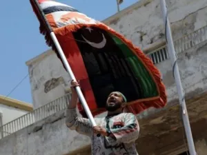 ليبي يلوح بعلم الثورة خلال تظاهرة في بنغازي بعد صلاة الجمعة
