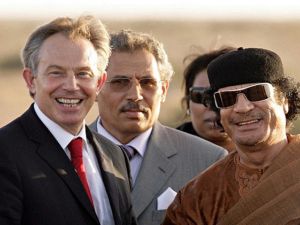 الزعيم الليبي الراحل معمر القذافي ورئيس الوزراء البريطاني الاسبق توني بلير