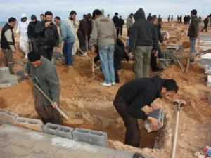 ليبيون يحفرون القبور لدفن ضحايا القتال الدائر في ليبيا