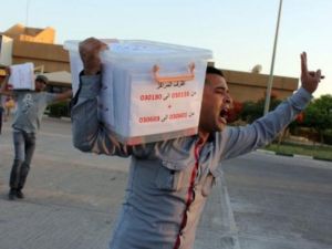 توزيع صناديق الاقتراع/أ.ف.ب