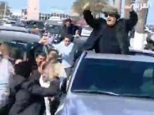 موكب يضم سيارات مصفحة يعبر الحدود من ليبيا للجزائر