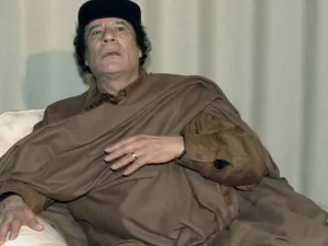 العقيد الليبي معمر القذافي يدعو انصاره إلى "الزحف بالملايين" لانهاء "مهزلة" النزاع الذي يدمر ليبيا 