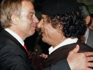 رئيس وزراء بريطانيا السابق توني بلير معانقا القذافي/ارشيف رئيس وزراء بريطانيا السابق توني بلير معانقا القذافي/ارشيف