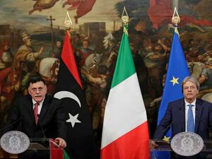 رئيس الوزراء الإيطالي باولو جنتيلوني ونظيره الليبي فائز السراج