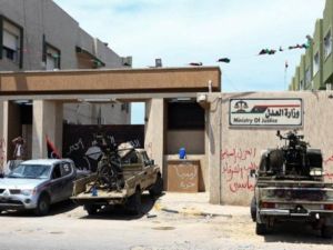 مسلحون يطوقون وزارة العدل الليبية في طرابلس العاصمة/أ.ف.ب