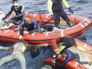 انقاذ حوالى 70 مهاجرا بعد غرق سفينتهم التي كانت في طريقها الى ايطاليا