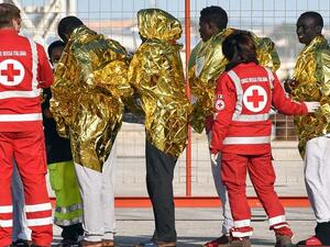 إجلاء أول مجموعة من اللاجئين “الأكثر عرضة للخطر” من ليبيا ونقلهم إلى النيجر