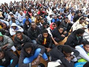 سوق لبيع المهاجرين الأفارقة، في بلدة قريبة من العاصمة طرابلس