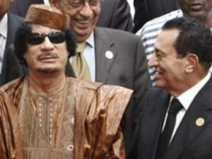 لزعيم الليبي معمر القذافي والرئيس المصري حسني مبارك (إلى اليمين) في سرت
