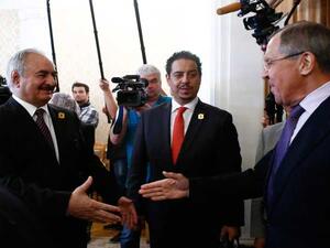 وزير الخارجية الروسي، سيرجي لافروف يلتقي المشير خليفة حفتر